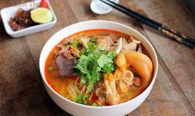 Ăn bún bò giò heo vào buổi trưa