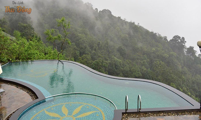 Bể bơi vô cực nằm giữa lưng chừng núi