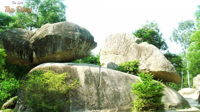 Hòn Trống Mái - địa điểm tham quan du lịch tại Sầm Sơn