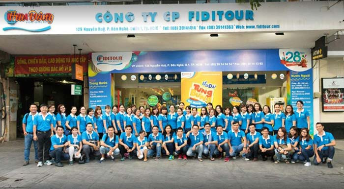 Đội ngũ nhân viên của Fidi Tour phục vụ khách hàng chu đáo