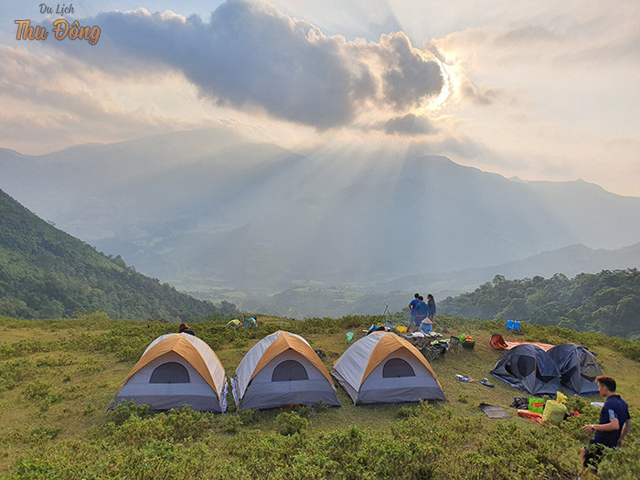 Trekking núi Cao Ly Bình Liêu cắm trại, săn mây, bay dù,... là những trải nghiệm đáng thử tại đây.