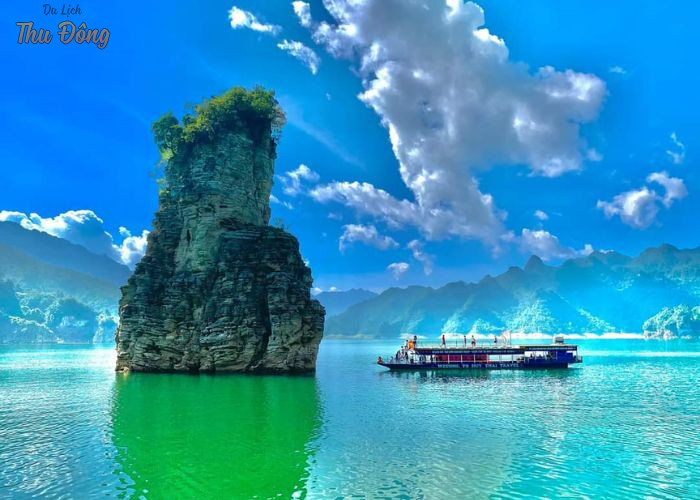 Hãy cùng lên thuyền và khám phá vẻ đẹp tuyệt vời của lòng hồ thủy điện Na Hang trong tour du lịch 2 ngày 1 đêm