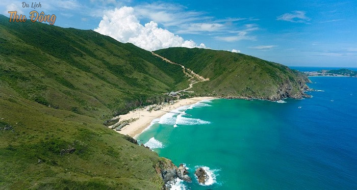 Quy Nhơn nổi tiếng với những bãi biển trong xanh êm ả 