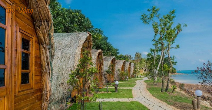 Coto Village nằm cạnh bãi biển Hồng Vàn
