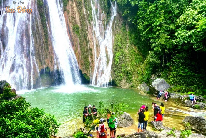 Thác Khuổi Nhi nằm giữa núi rừng nguyên sinh hùng vĩ của Na Hang